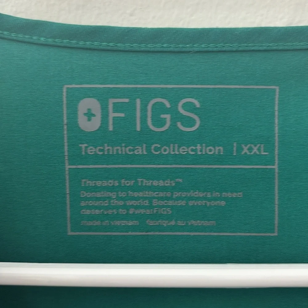 FIGS Casma Three Pocket Scrub Top in Hunter Green - Picture 5 of 7